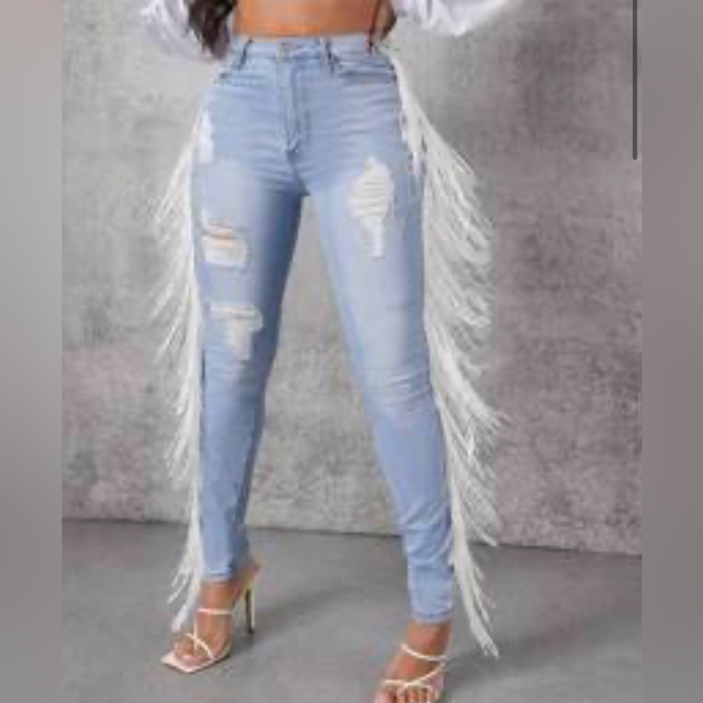 NEVER WORN light wash fringe jeans. I am a size 7-9